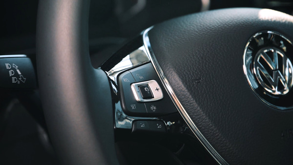 Кнопки управления     круиз-контролем и мультимедийной системой Volkswagen Jetta