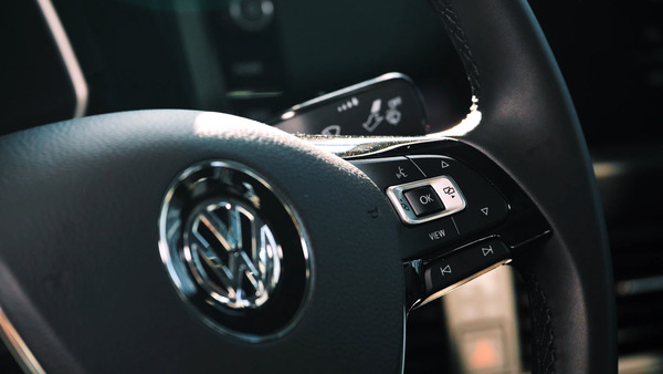 Кнопки,     отвечающие за переключение каналов мультимедиа и за управление приборной панелью Volkswagen Jetta