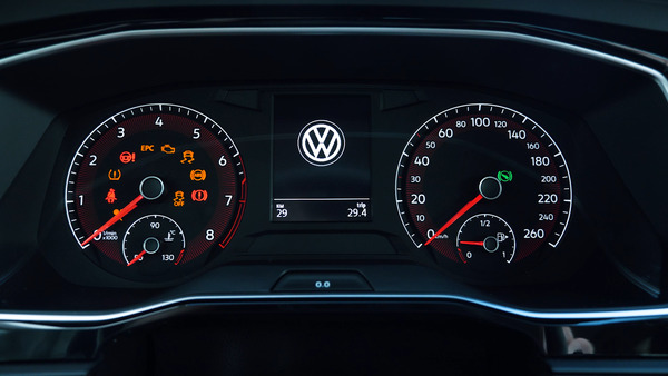 Приборная панель в базовой комплектации Volkswagen Jetta