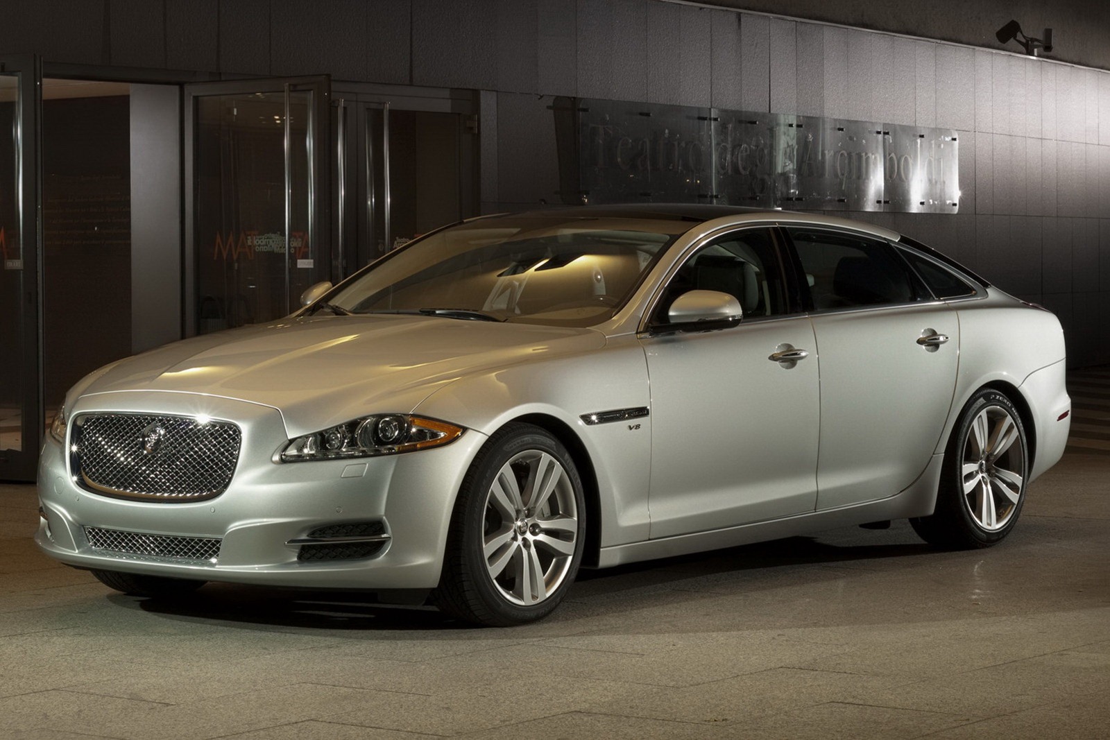 Jaguar XJ vi 2012